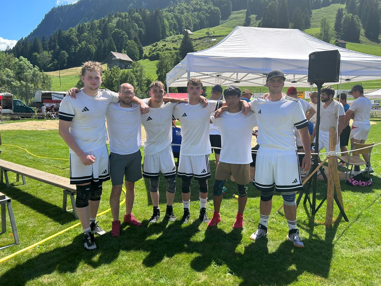 Die sechs Ringer des TV Olten vor den Wettkämpfen Die sechs Ringer des TV Olten mit Ihren erkämpften Gabenpreisen Die sechs Ringer des TV Olten vor den Wettkämpfen